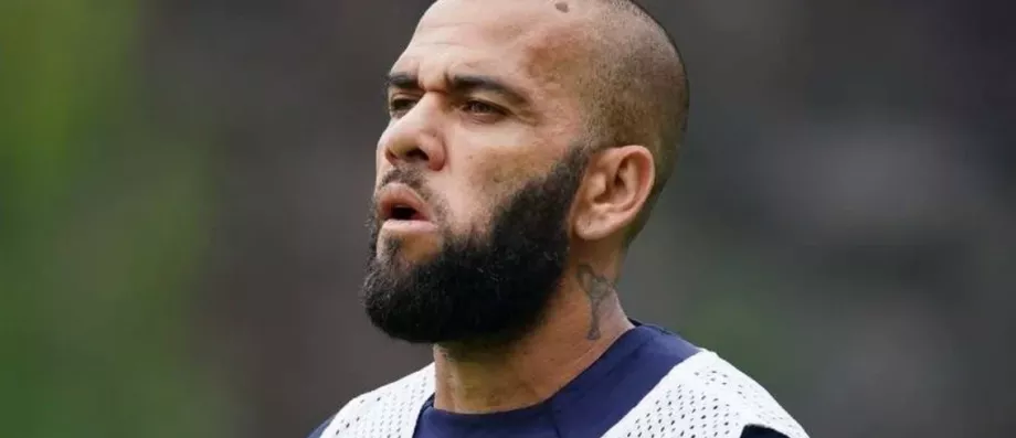 Le Footballeur Dani Alves Accus Par Une Jeune Femme De L Avoir Viol E